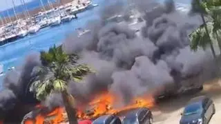 Un incendio en el puerto de Jávea quema 34 vehículos coches