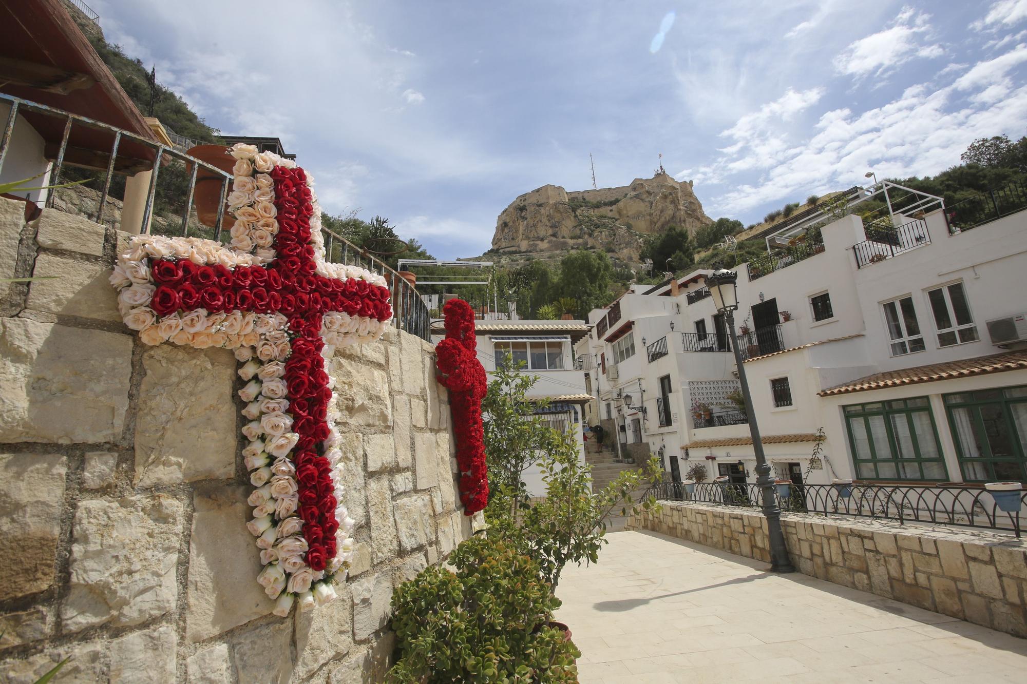 Vecinos del barrio de Santa Cruz en Alicante engalanan las calles con las tradicionales Cruces de Mayo