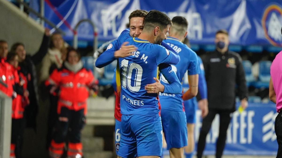 Marc Aguado se abraza tras un gol con su compañero Carlos Martínez.