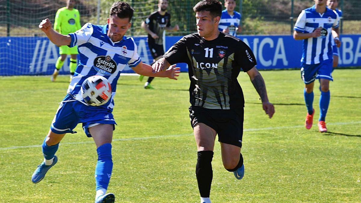 Martín, del Choco, presiona a un jugador del Fabril durante el partido de ayer en Abegondo. |  // V. ECHAVE