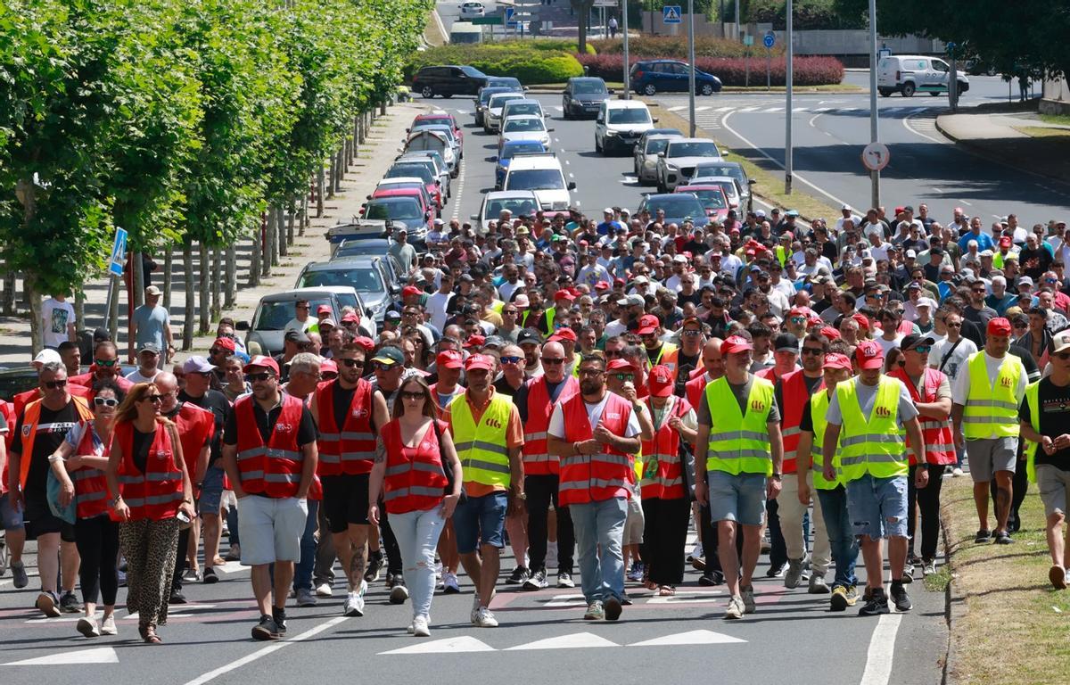 Protesta de trabajadores del metal de A Coruña reclamando un "convenio digno"