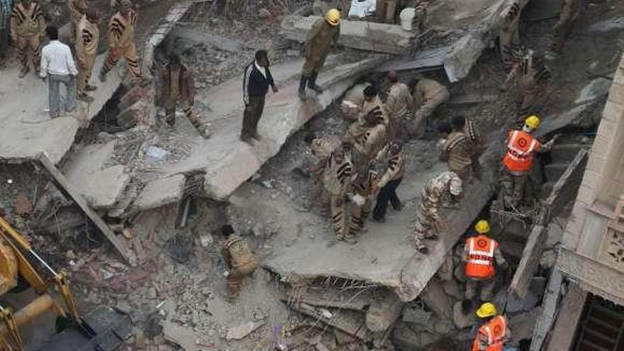 Al menos 65 muertos y 80 heridos en el derrumbe de un edificio en India