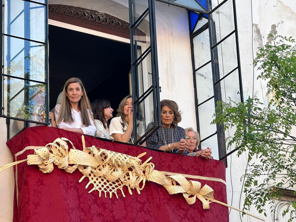 Ana Botella, ex alcaldesa de Madrid y mujer de José María Aznar, se asoma al balcón más cercano a la capilla del Baratillo para, un año más, disfrutar de la salida de la Hermandad del Baratillo.