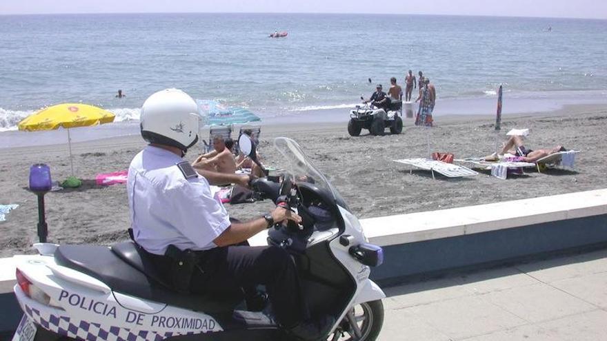 Agentes de la Policía Local de Torrox, en el paseo marítimo de la playa Ferrara, cerca detuvieron a los ladrones.