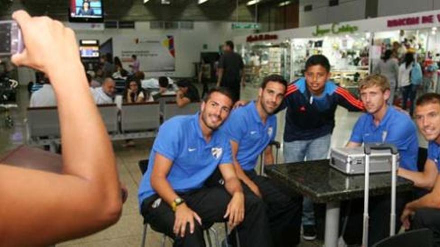 Xavi Torres, Gámez, Monreal y Camacho descansan en el 
aeropuerto de Caracas.