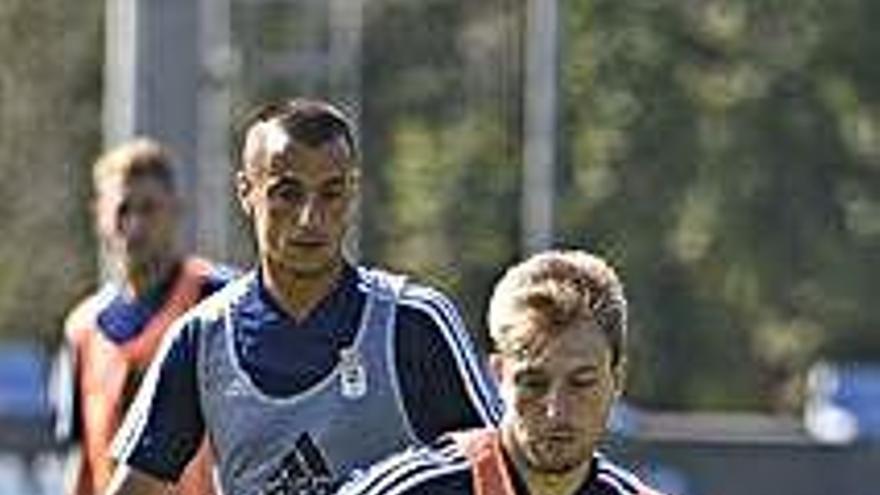 Cortina, con el balón, en un entrenamiento del Oviedo.