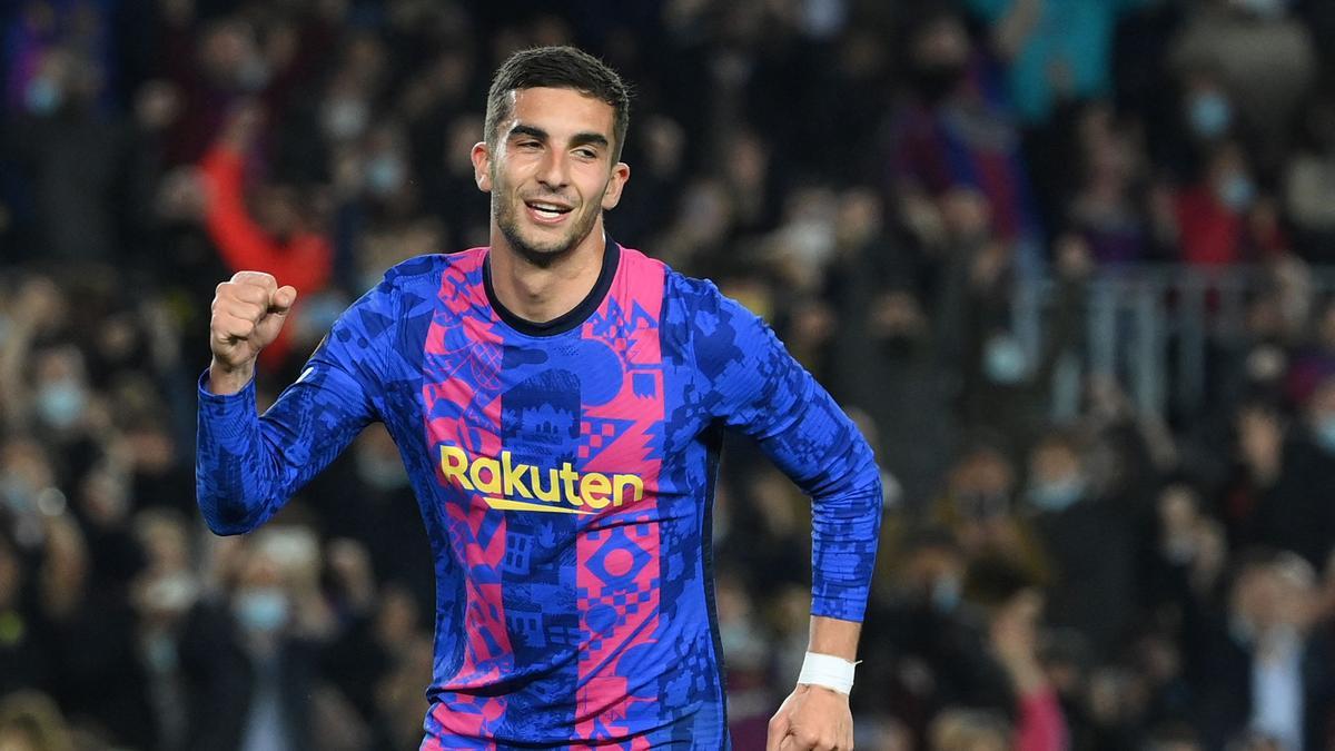 Ferran Torres celebra su gol de penalti al Nápoles