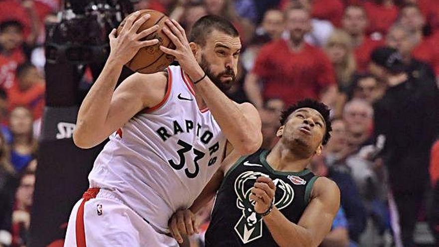 Marc Gasol pugnant amb Antetokounmpo.