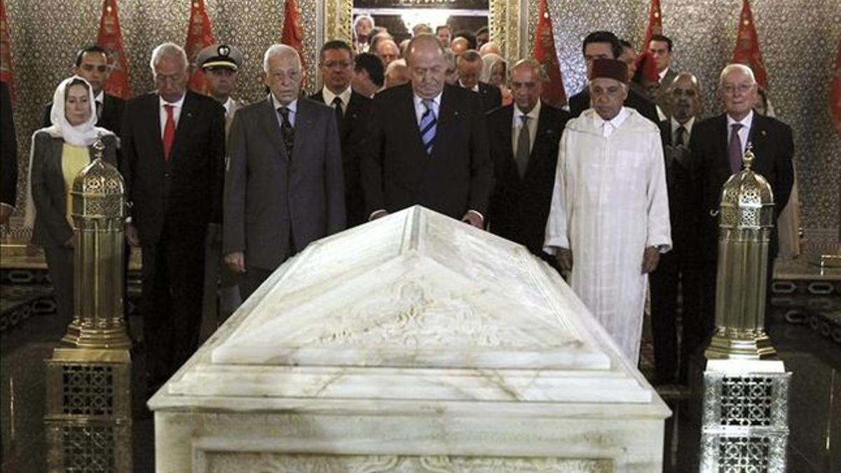 El Rey, acompañado por varios ministros españoles, en la visita, este martes, 16 de julio, al mausoleo de Mohamed V, abuelo del actual monarca marroquí. EFE / J. J. GUILLÉN