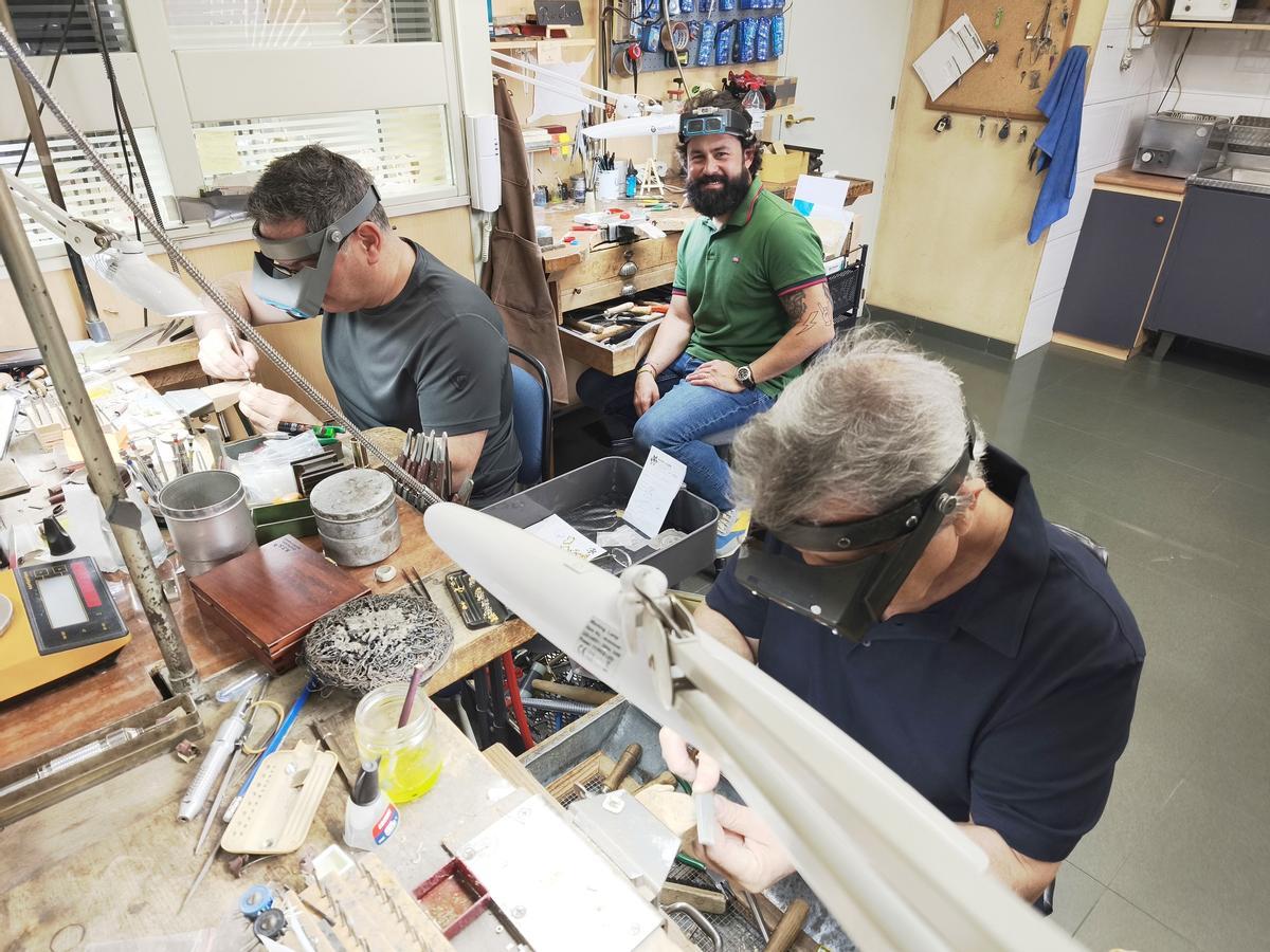 Activitat al taller artesanal de joieria de la carretera del Pont de Vilomara