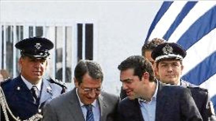 El president de Xipre (a l&#039;esquerra) i Tsipras es van reunir a Nicòsia.