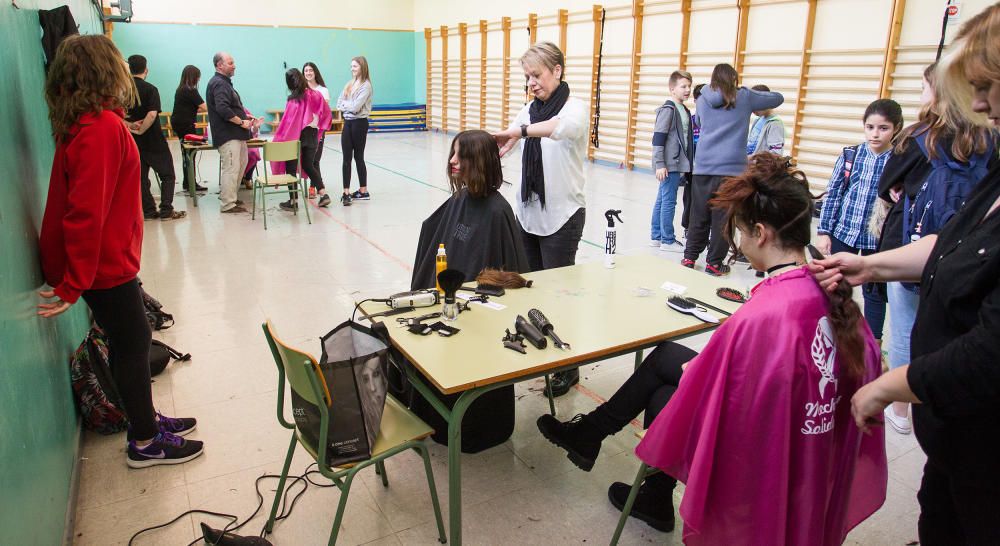 El Instituto Cabo de la Huerta conmemora el Día de la Mujer recaudando cabello y donativos