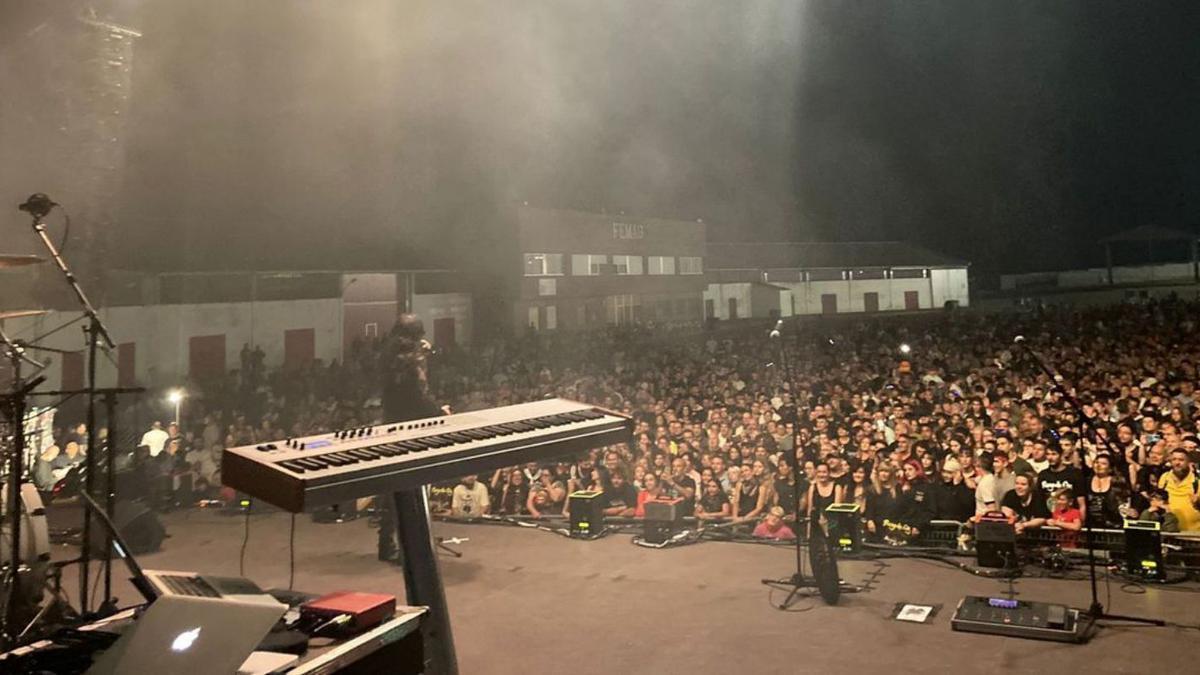 Unas 6.000 personas siguieron el concierto de Mago de Oz durante media hora, hasta que diluvió.