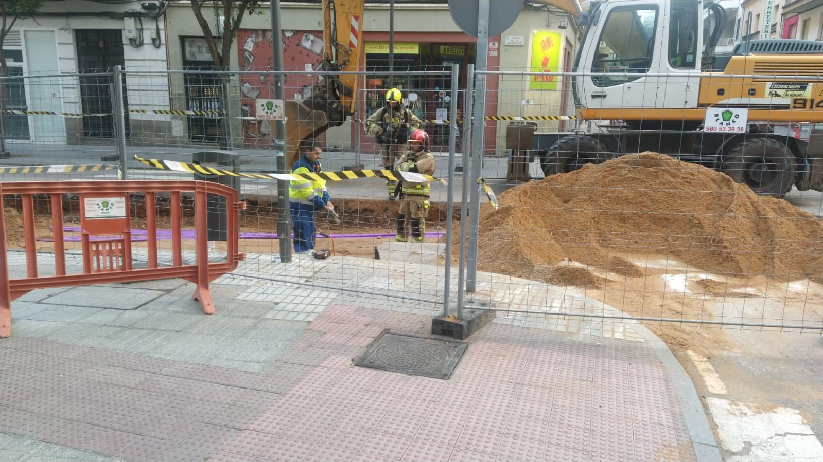 GALERÍA | Las obras de canalización obligan a cortar el tráfico en el centro de Zamora por un escape de gas