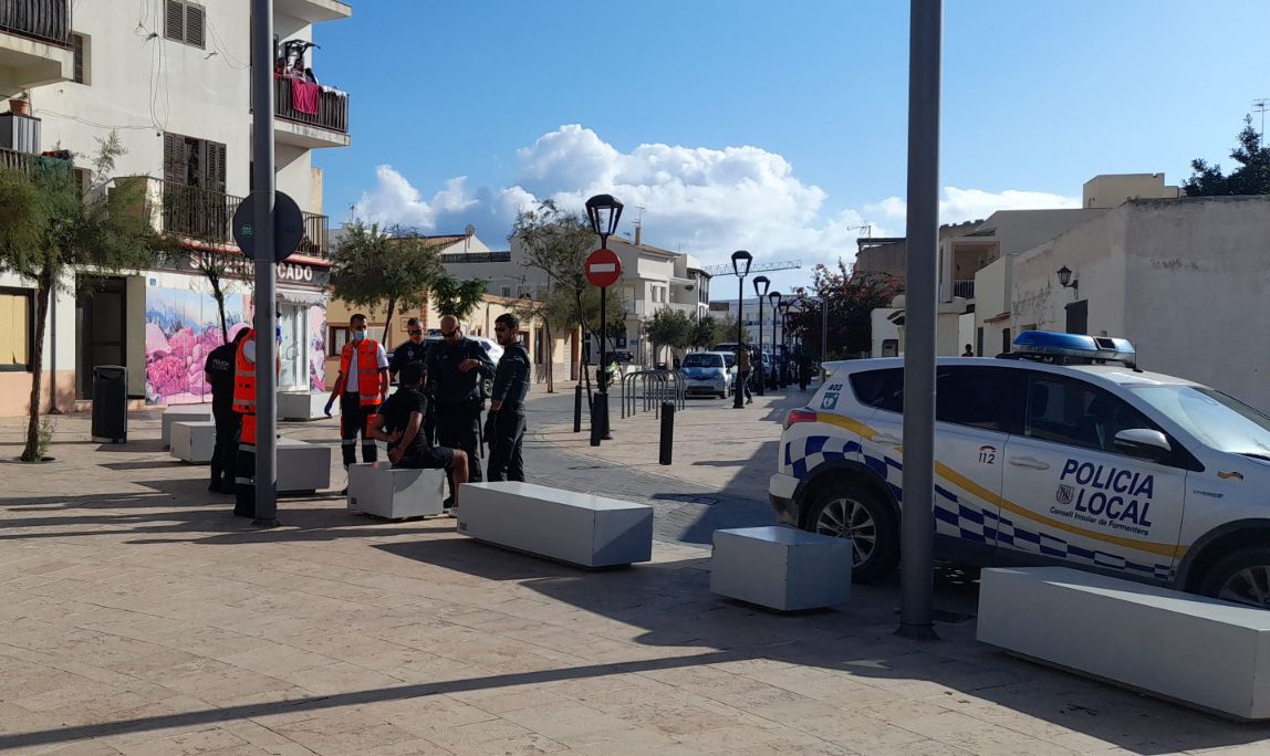 Un hombre amenaza a otro con un cuchillo en Formentera en presencia de su hijo de tres años
