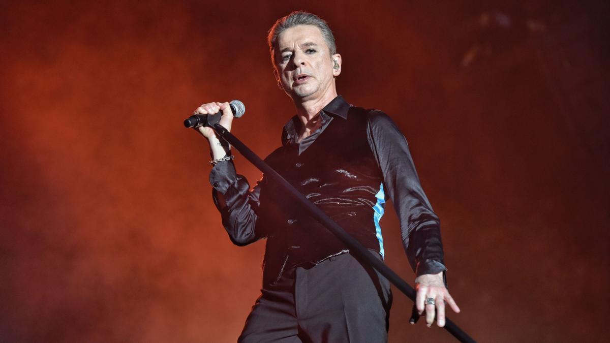 El vocalista del grupo británico Depeche Mode, Dave Gahan, durante el concierto de este viernes en el festival Primavera Sound que se celebra en el Fórum de Barcelona.