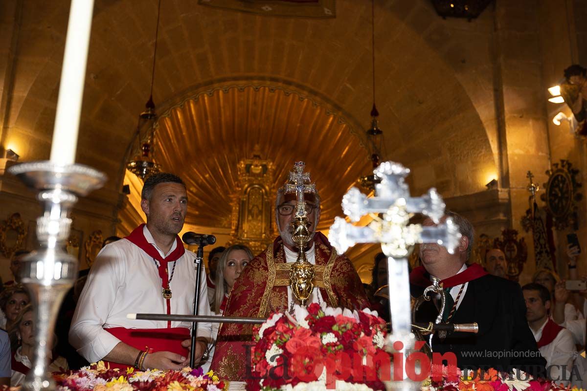 Bandeja de flores y ritual de la bendición del vino en las Fiestas de Caravaca