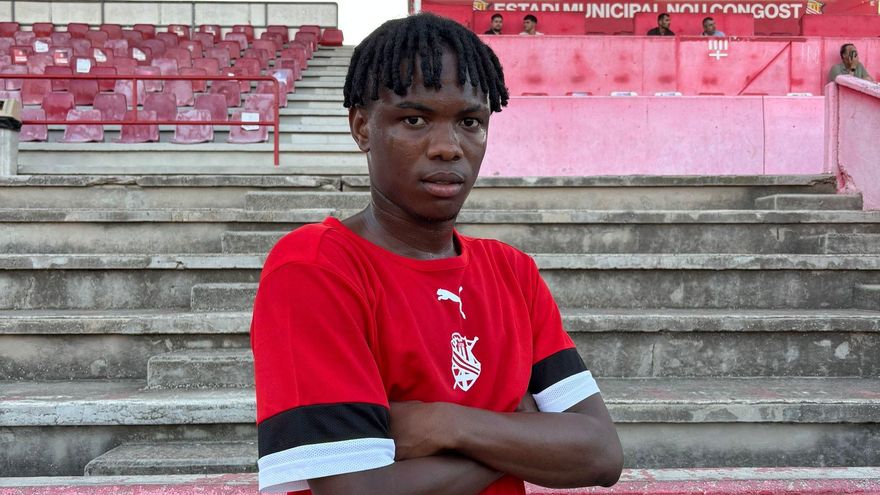 Mor Diop, al Nou Congost, amb la nova samarreta d'entrenament del CE Manresa