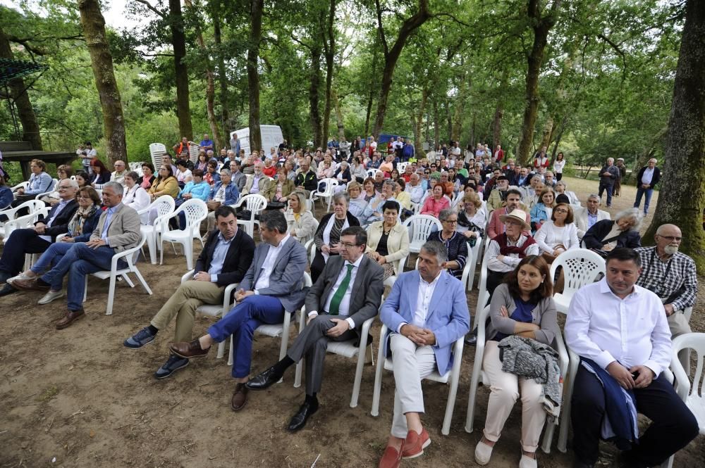 La Fundación Xosé Neiras Vilas celebra hoy su Xuntanza de Confraternidade con motivo del XXV aniversario de su creación. Hasta las Ínsuas de Gres (Vila de Cruces) se acercaron diferentes artistas.