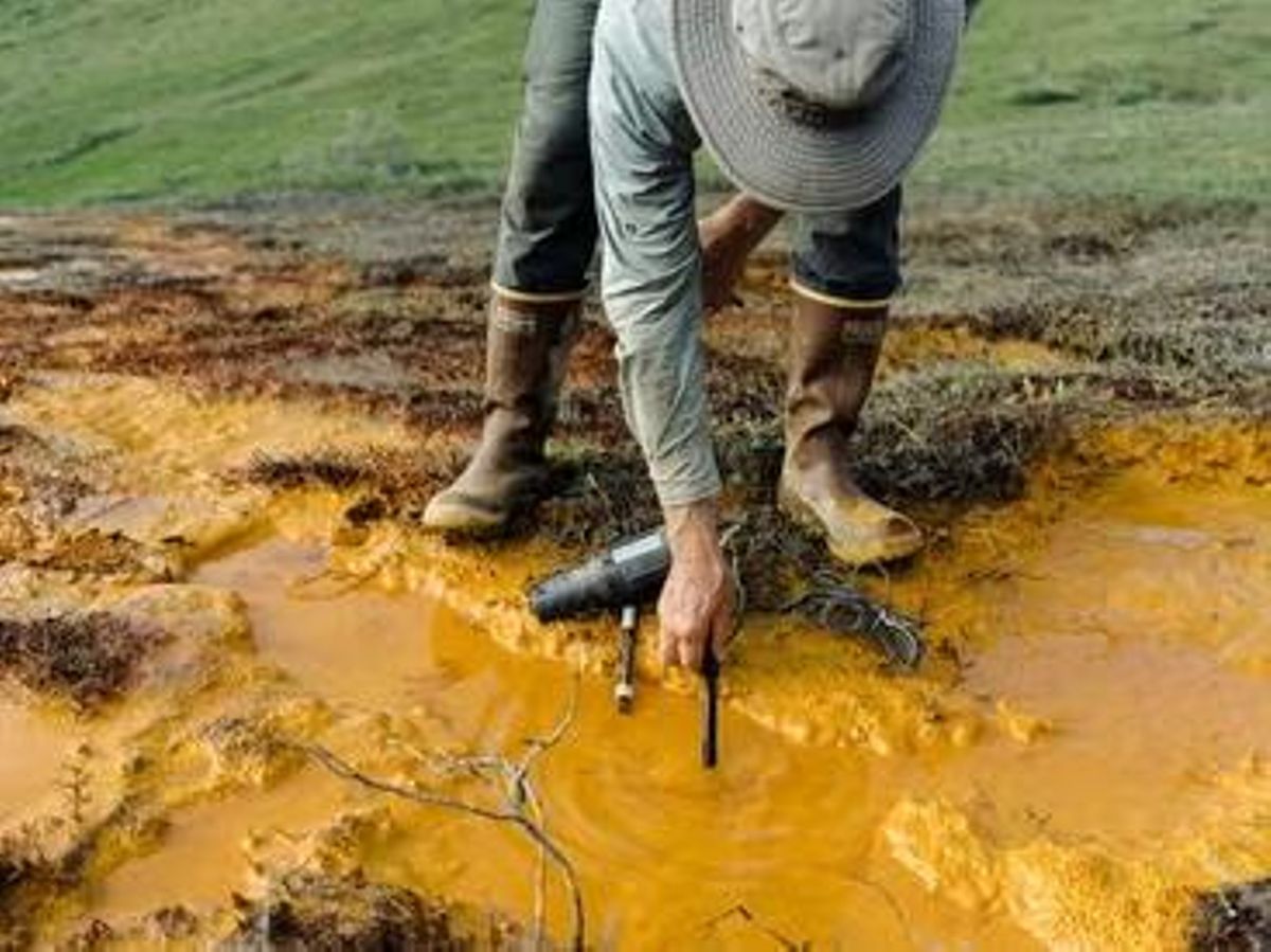 Investigador prueba aguas turbias en la cordillera Brooks de Alaska.