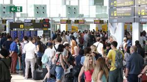 Gran afluencia de pasajeros en el aeropuerto de El Prat , en una imagen de archivo. 