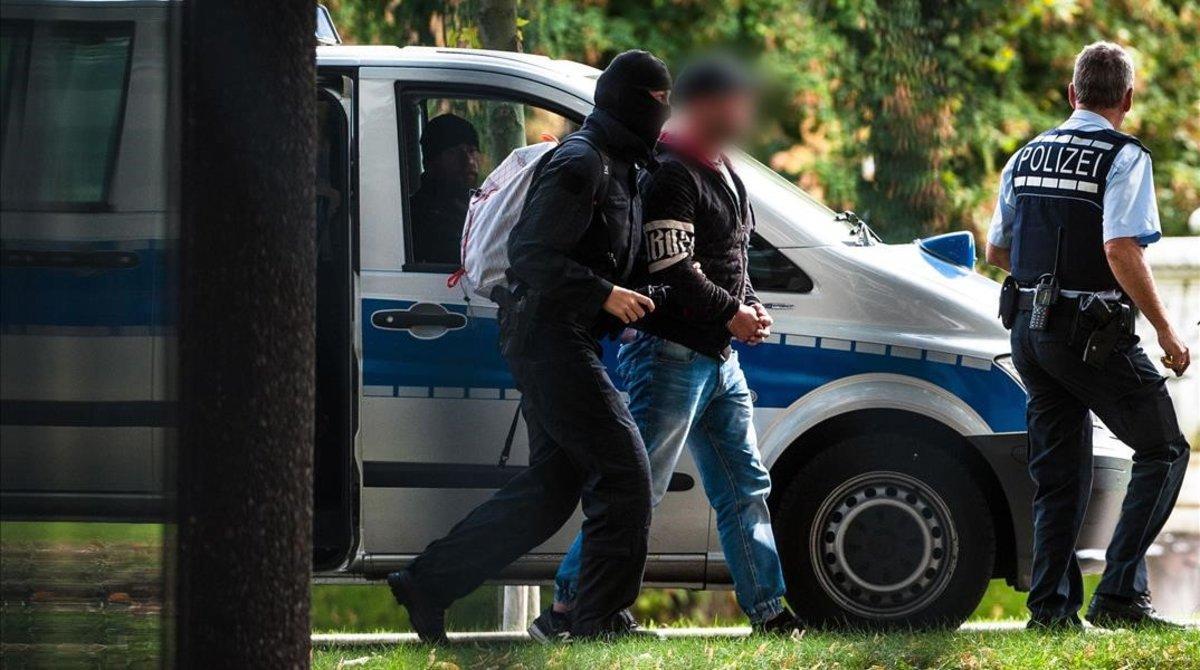 zentauroepp45286048 policemen escort a suspected right wing terrorist after arri181002104855