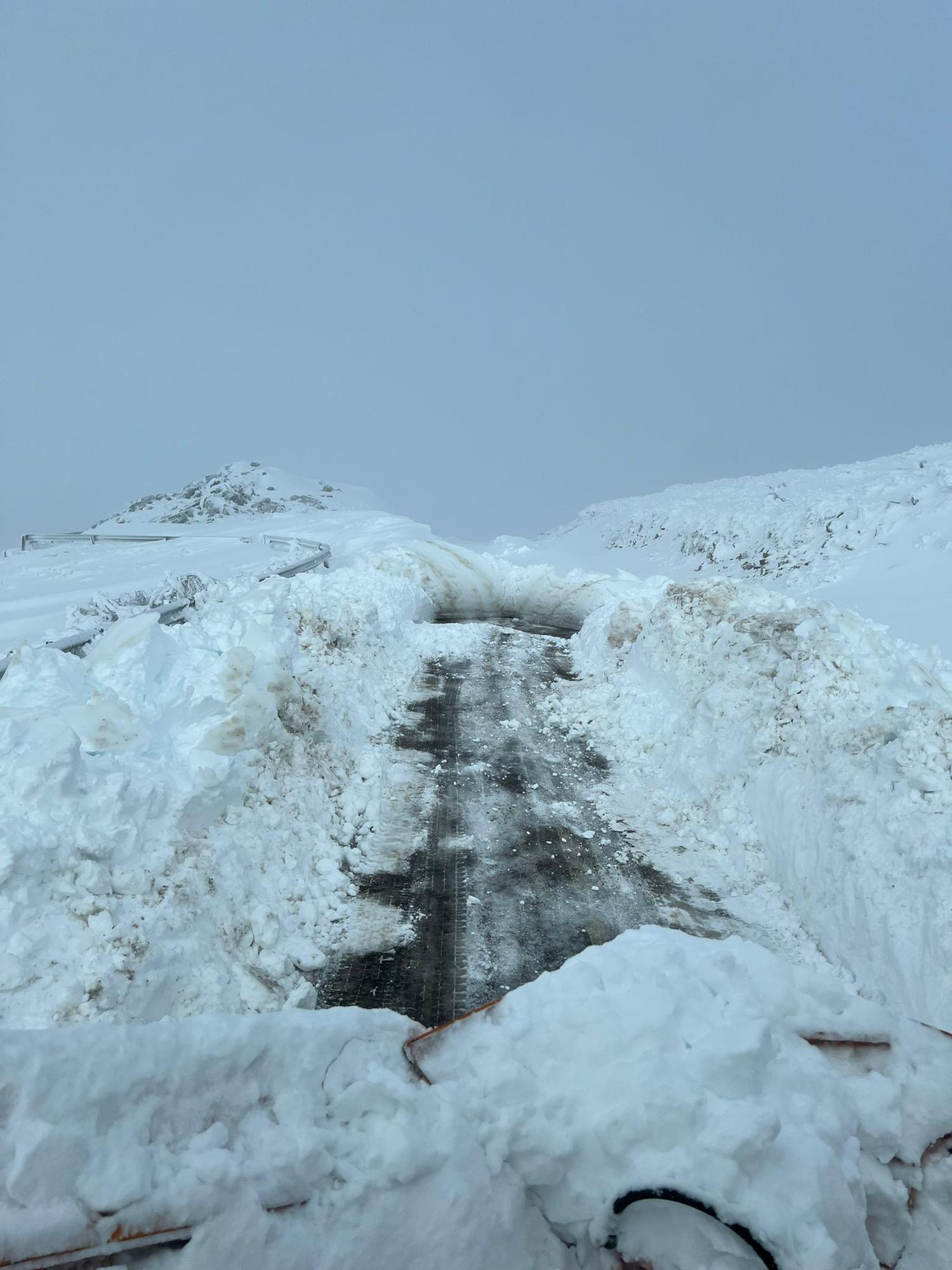 GALERÍA | Cortan la carretera hasta Vizcodillo debido a la nieve acumulada en la calzada