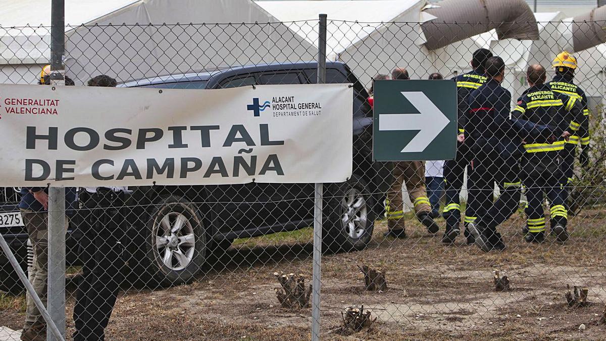 Un instante de la inspección de los Bomberos, acompañados por el gerente del Hospital General.