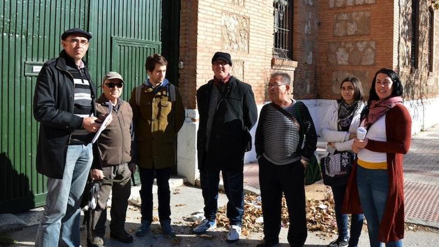 Representantes de IU en la puerta de la antigua cárcel.