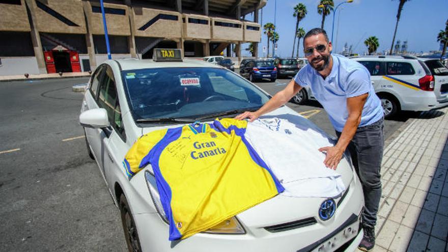 Álex Castro, exfutbolista de la UD Las Palmas y del CD Tenerife, con el taxi del que es dueño, en Las Palmas de Gran Canaria.