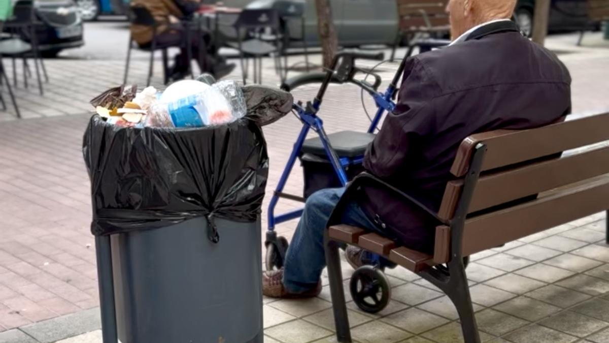 Residuos en una papelera en el distrito Este.