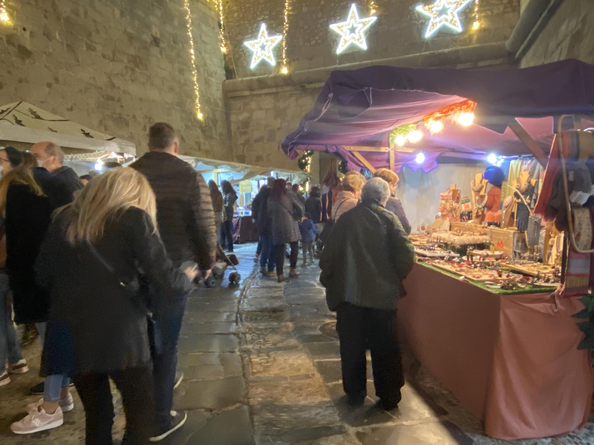 Fusión de luces e historia en Peñíscola con el mercado medieval y el alumbrado de Ferrero Rocher