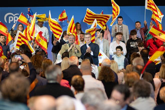 El presidente del PP en Cataluña y candidato del partido a las elecciones catalanas, Alejandro Fernández (i), y el presidente del Partido Popular, Alberto Núñez Feijóo (d), durante un mitin del Partido Popular, en el Teatre de la Llotja, a 28 de abril de 2024, en Lleida, Catalunya (España). El Partido Popular ha celebrado este acto de campaña de cara a las elecciones autonómicas catalanas del próximo 12M. 28 ABRIL 2024;ELECCIONES;AUTONÓMICAS;CATALANAS;12M;12 DE MAYO;CAMPAÑA;PP;PARTIDO POPULAR Lorena Sopêna / Europa Press 28/04/2024 / ALBERTO NÚÑEZ FEIJÓO;ALEJANDRO FERNANDEZ;Lorena Sopêna