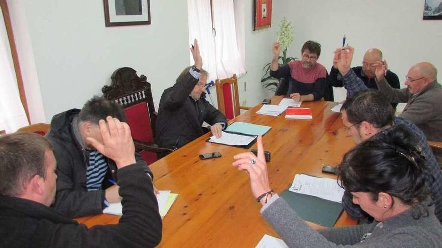 Los ediles cabraliegos, votando durante el Pleno celebrado ayer.