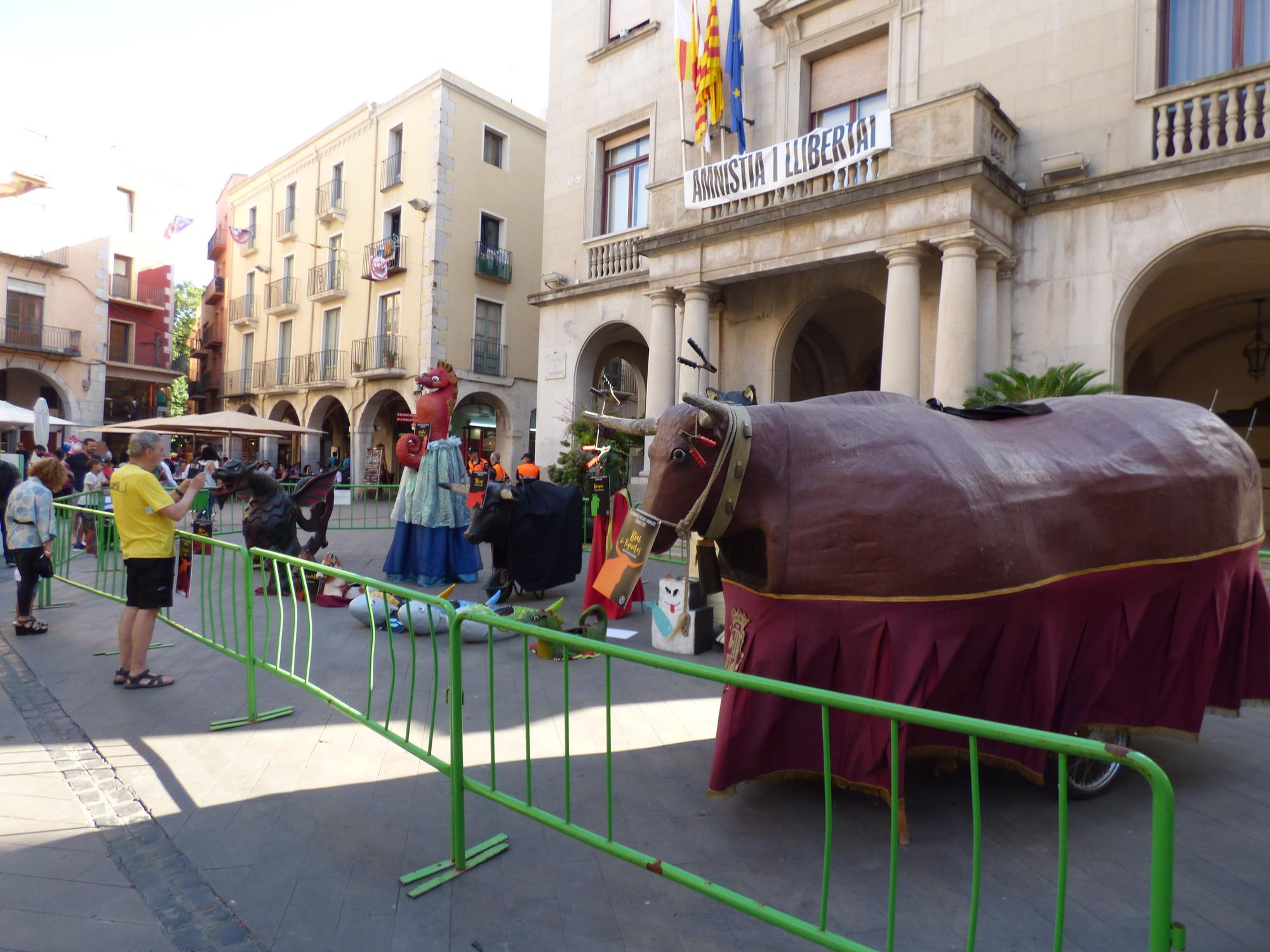 La desfilada de bestiari popular omple els carrers de Figueres