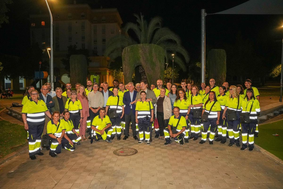 El alcalde de Sevilla, José Luis Sanz, posa con los agentes cívicos, los serenos, junto a los delegados José Luis García y Álvaro Pimentel