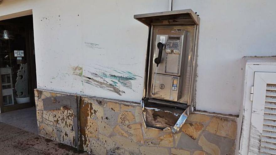 Un coche vuelca y destroza la terraza de un bar de Formentera