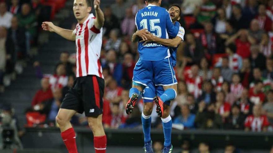 Adrián se abraza a Borges para celebrar uno de sus dos goles de ayer en San Mamés.