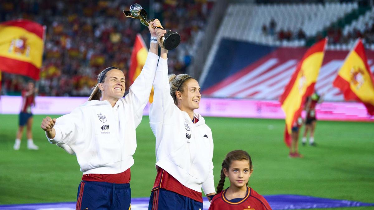 Alexia y Paredes ofrecen la Copa del Mundo a la afición en Córdoba