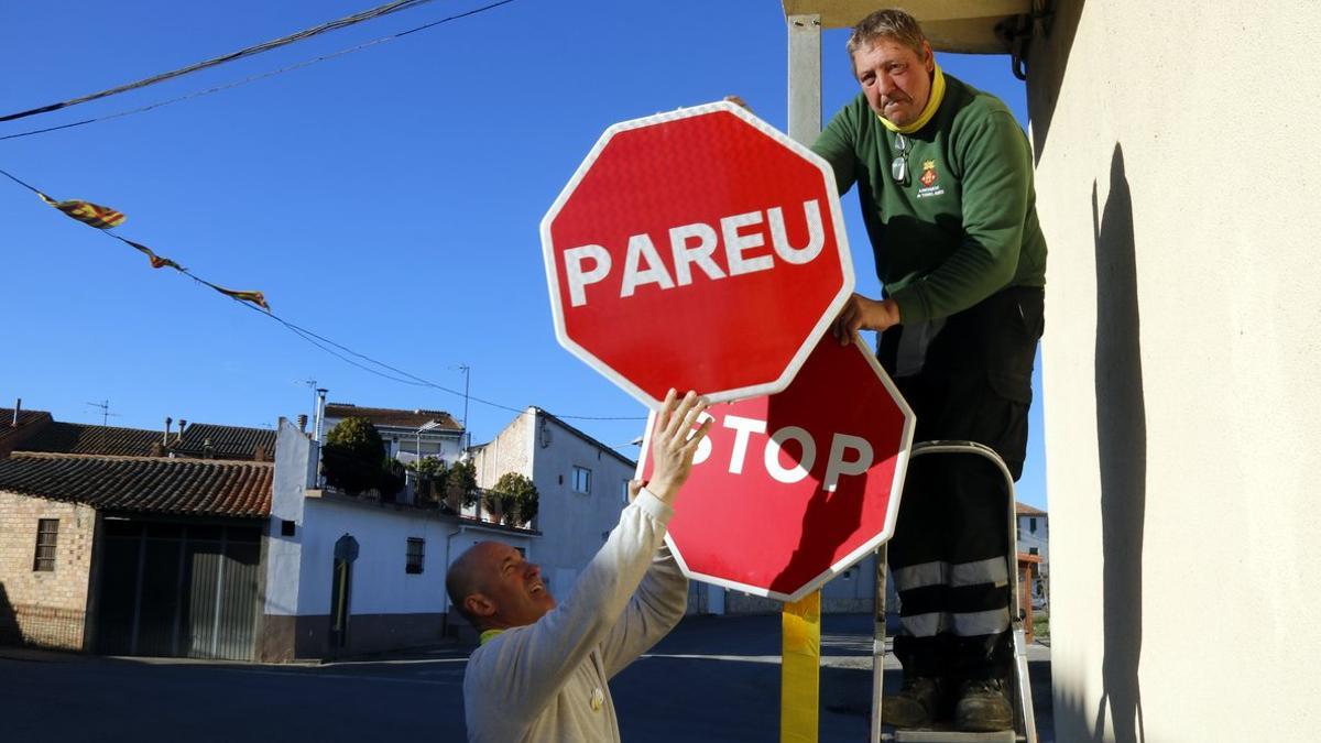 Cambio de señal de 'Stop' a 'Pareu' en Torrelameu