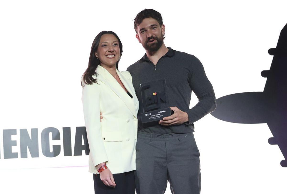 La consejera de Turismo, Juventud y Deportes, Carmen Conesa, entrega el premio a Carlos Moyano.