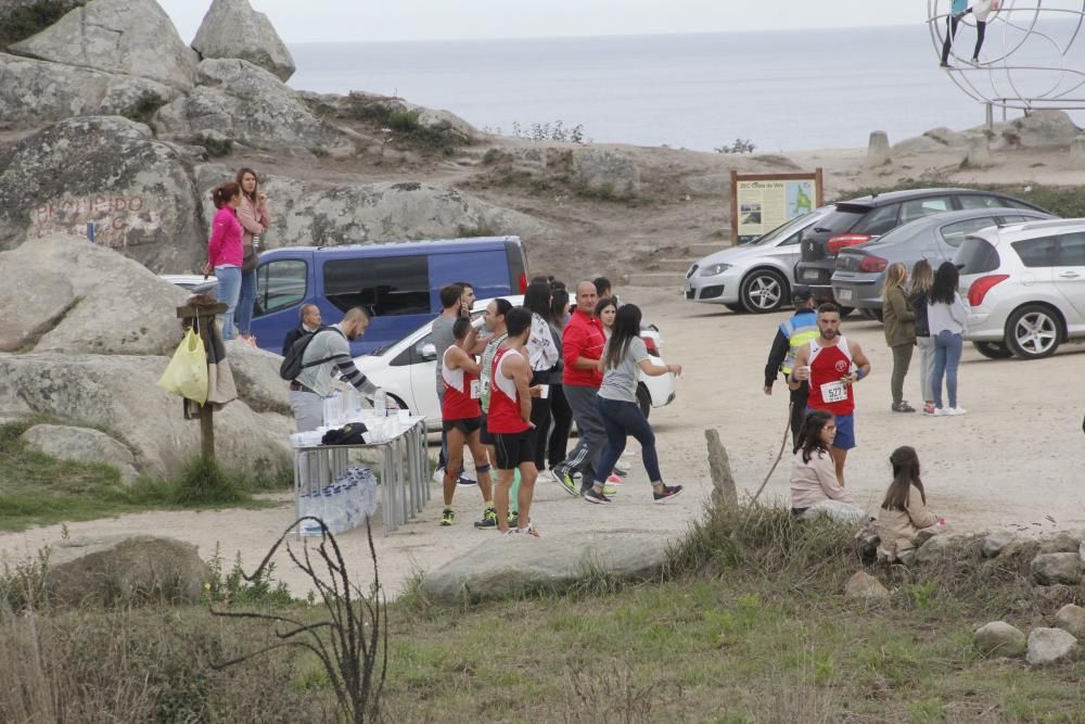 Más de medio millar de corredores completaron el espectacular y exigente recorrido de 21 kilómetros por la Costa da Vela de Cangas.