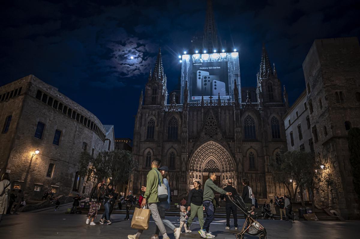 Así son los potentes focos en la Catedral que causan controversia