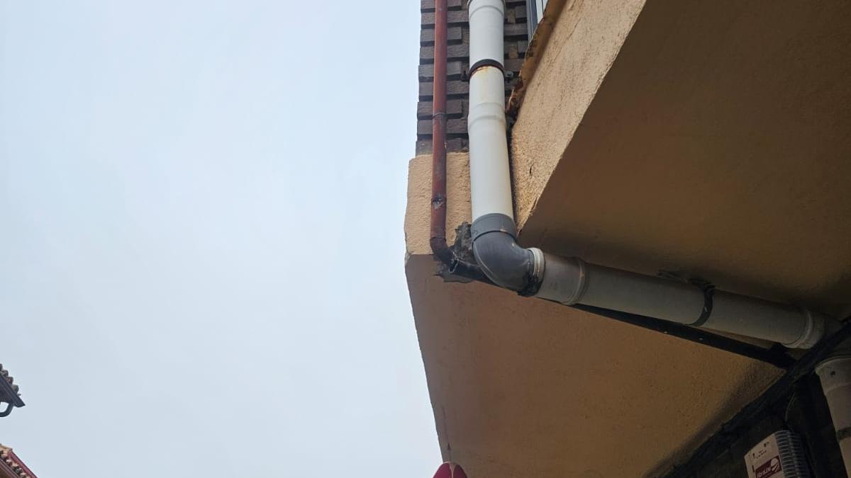 Tubería del gas en la que se ha enganchado el tractor en la calle Virgen de Gracia de Toro.