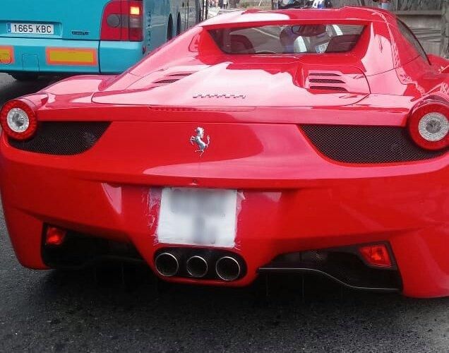 Circula con un Ferrari con una matrícula de papel por la Avenida Marítima