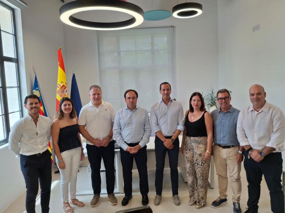 El president junto al alcalde y los concejales del gobierno local
