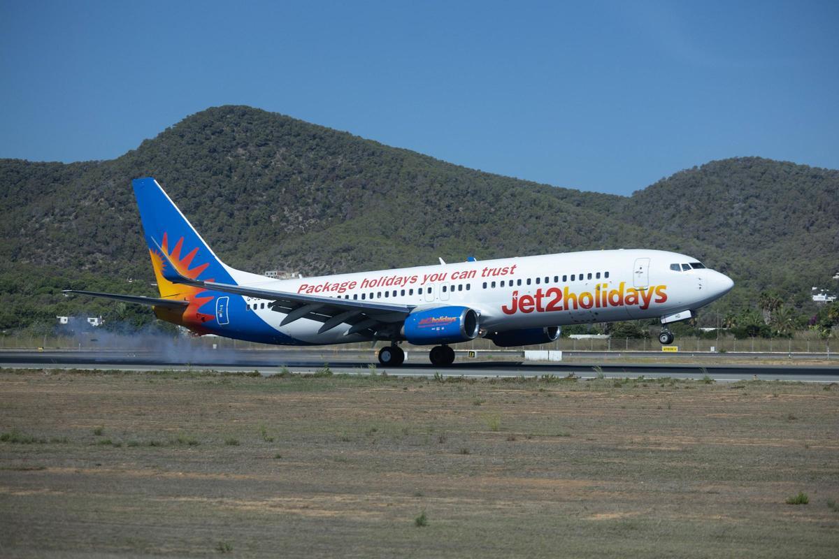 Avión de turistas despegando