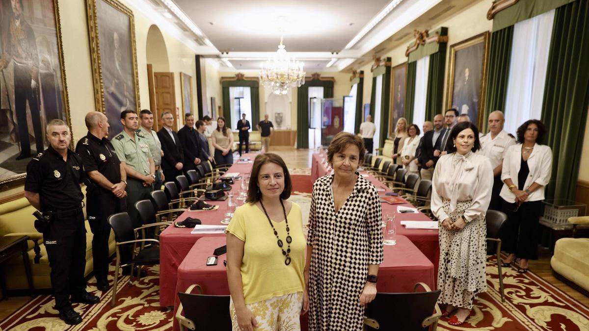 Presidiendo la mesa, por la izquierda, Adriana Lastra y Carmen Moriyón, al inicio de la Junta Local de Seguridad.
