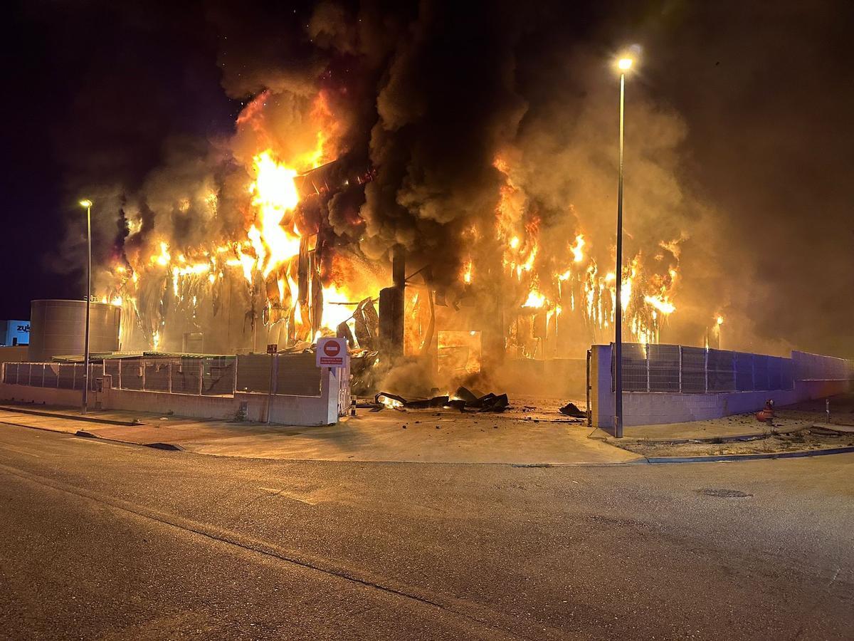 Incendio en Murcia | El fuego devora una nave industrial en Molina de Segura