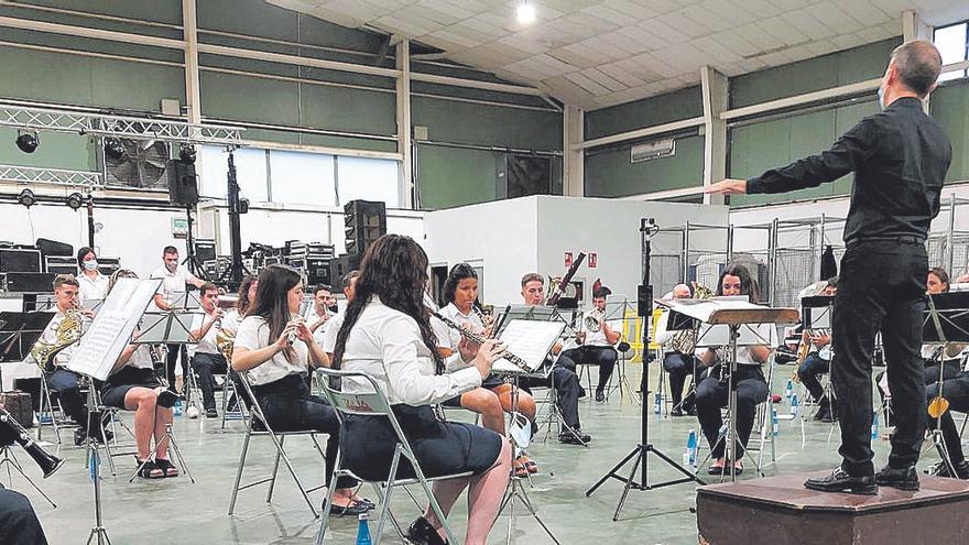 El castellonense Henri Bouché asistió al acto, quien felicitó a los intérpretes por sus bellas melodías.